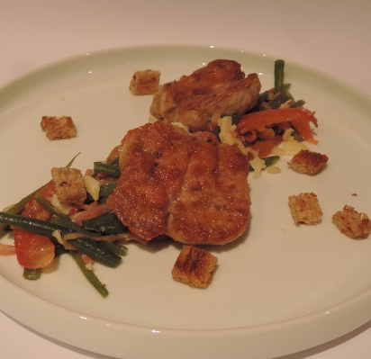 Gebakken kalfszwezerik met aardappels en groente